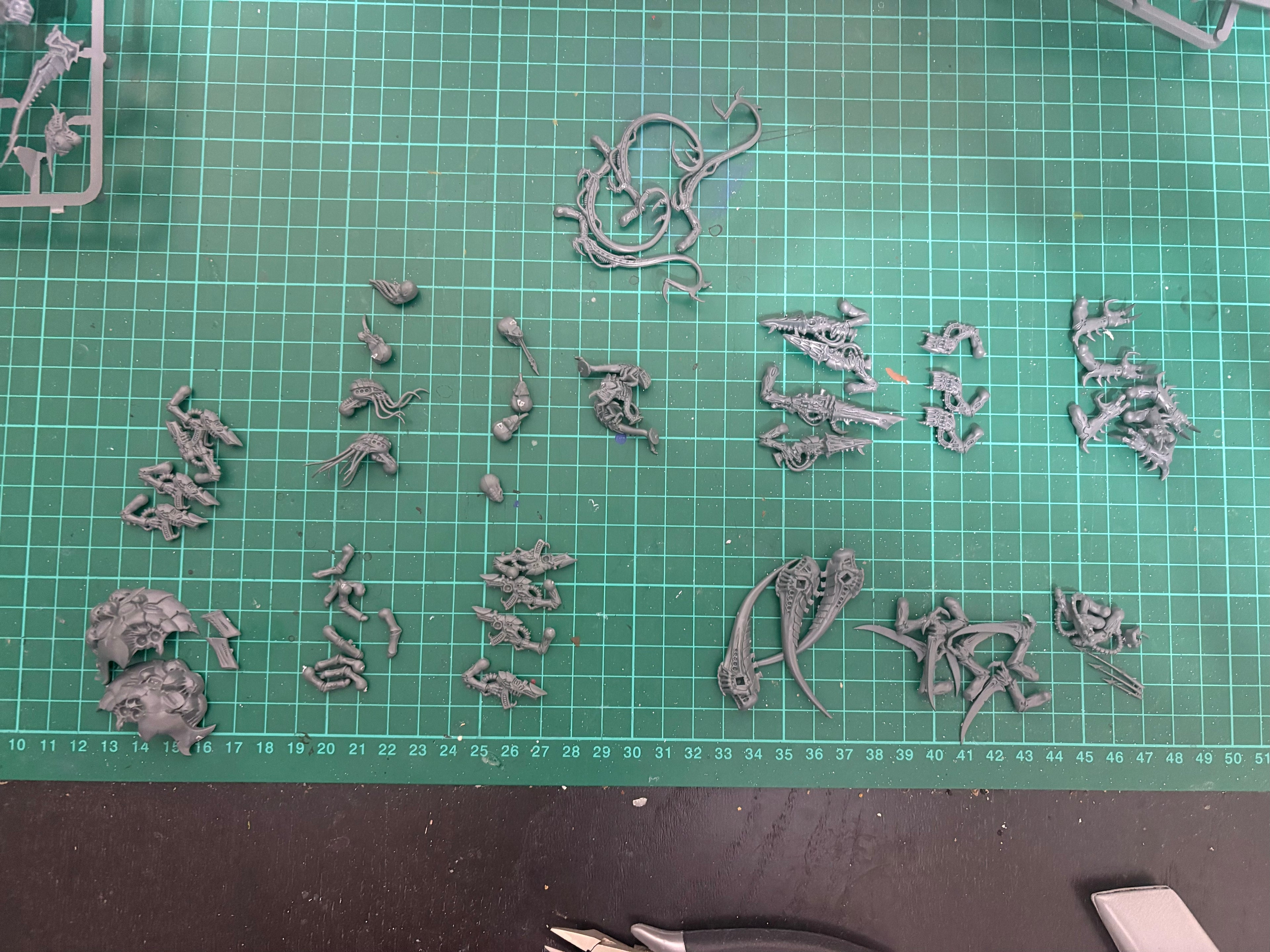 Tyranid Bits Box 70+pcs – Heads Claws Weapons – Warhammer 40K Conversion